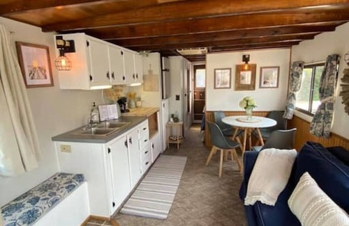 Sabula Boat Rental | "Driftwood" Cozy Houseboat on the Water for 2