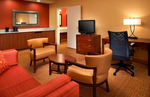 West Dundee Resort | Drop by Santa's Village! Pool, Offers FREE Parking, Pet-Friendly Property!