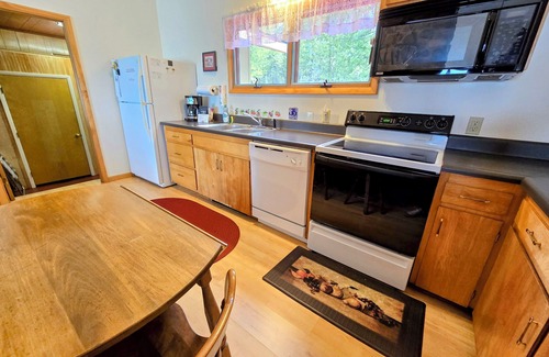 Drummond House | Drummond Island Hotel & Vacation Homes - Storks Reward