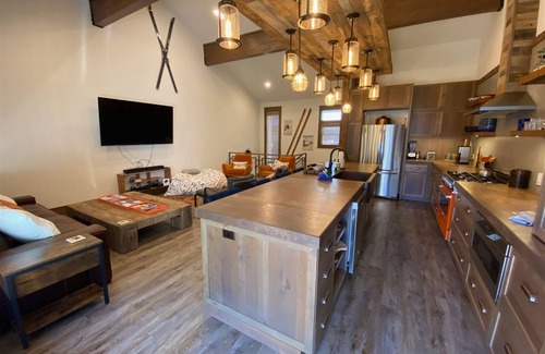 Ketchum Condo | DT Ketchum - Chill, Two-Story Getaway w/a Gourmet Kitchen - Walk Downtown & to River Run Lifts