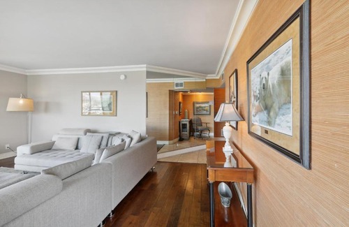 Downtown Reno Apartment | Dtwn Reno Retreat! Panoramic Views, 2 Living Areas