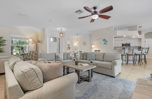 Pelican House | Dual Tropical Havens - Palm & Pearl - Roelens