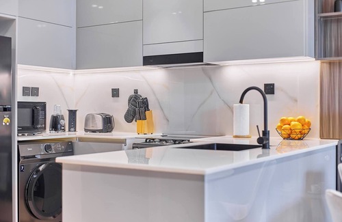 Business Bay Apartment | Dubai Canal Dream, Iconic Burj Views with Large Balcony sleeps 4