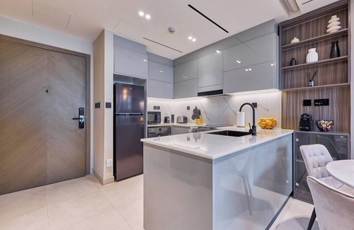 Business Bay Apartment | Dubai Canal Dream, Iconic Burj Views with Large Balcony sleeps 4