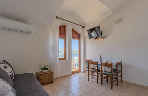 Metajna Apartment | Dubravko