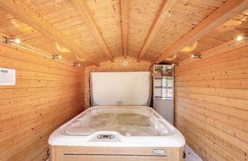 Alexandria House | Duck Bay Cottage 2 - Uk43935