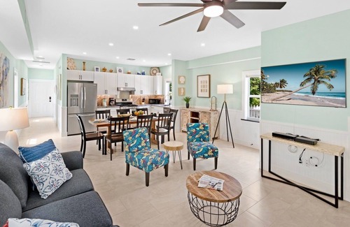 Uptown - Upper Duval House | *DUKE OF CATHERINE @ DUVAL* Brand New Home & Hot Tub + LAST KEY SERVICES…