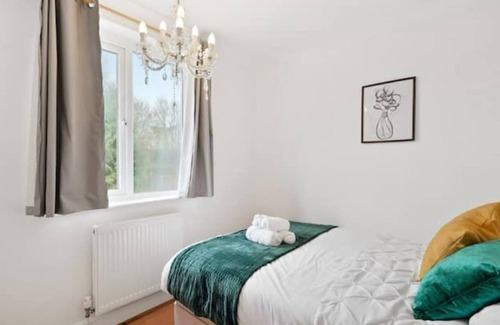 Dunstable House | Dunstable 3 bedroom houseParking