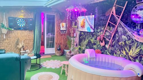 Saint-Clement-des-Levees House | Duo exotique au Mirage Tropical en Bord de Loire , petit déjeuner et Bulles inclus