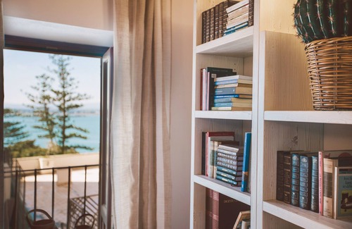 Ortigia Apartment | DuoMo SeaView RedSuite-Luxurious, Renovated, Air-conditioned Sea-Free WiFi