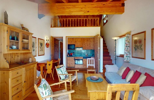 Pontresina Apartment | Duplex 2-room apartment on the 2nd floor, entrance hall with wardrobe.