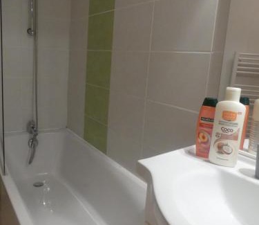 Signes Apartment | Duplex 6 pers proche circuit Paul Ricard Le Castellet avec piscine