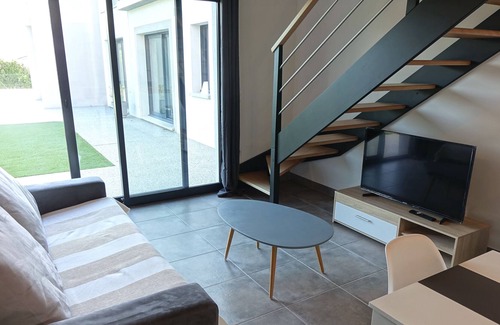 Ventabren Apartment | Duplex sleeps 4 in contemporary villa with swimming pool.