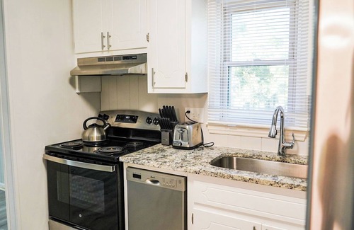 Durham Apartment | Durham Charm ~ Close to Duke & Dwntwn City Life!