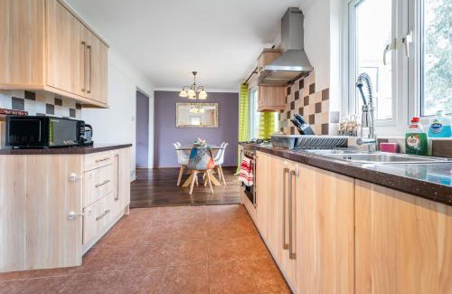 Hainault House | Dwellers Delight Living Ltd Serviced Accommodation, Chigwell, London 3 bedroom House, Upto 7 Guests, Free Wifi & Parking