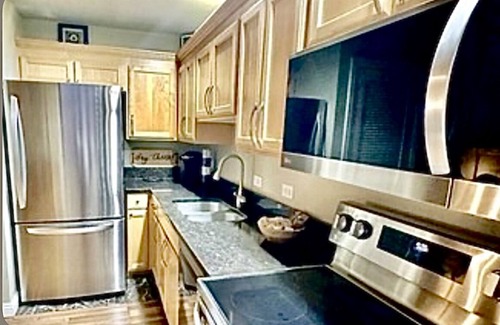 Downtown Lincoln Condo | Dwntwn short walk to stadium, PBank Arena & Haymarket, parking pass! Sleeps 4!