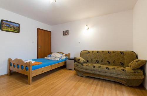 Polanczyk House | Dworek Julia - Klimatyzowane Komfortowe Pokoje nad Soliną - Bieszczady