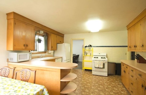 Oak Harbor House | *Dyer House* Min fees, 5br/2ba Near Downtown/Beach, Family and Dog Friendly