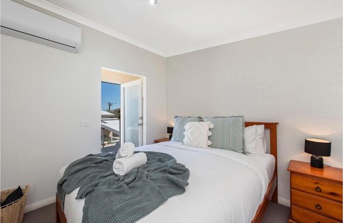 Mandurah Apartment | EACO12 - Stylish 1-BR Loft Apt | Spacious, Free WiFi & A/C