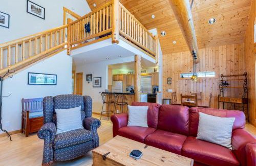 Redmond Ski Chalet | Eagle Crest Chalet with HOT TUB and Cabin Vibes