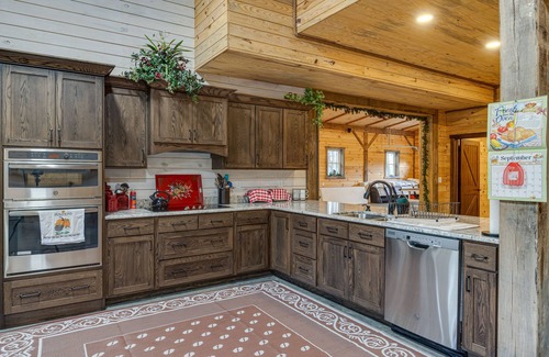 Huron Cabin | 'Eagle Crest Lodge' - Large Group Getaway!