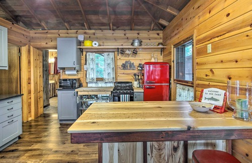 Three Lakes Cabin | Eagle River Lakefront Retreat w/Fire Pit & Grill