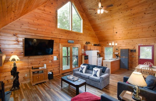 Sevierville Cabin | Eagle's Bluff Lookout: Mountain View & Game Room!