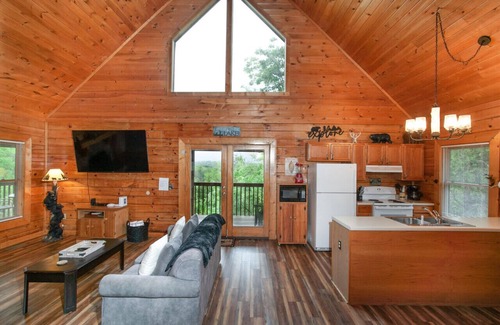 Sevierville Cabin | Eagle's Bluff Lookout: Mountain View & Game Room!