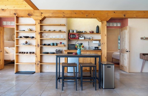 Santa Fe House | Earthship retreat + 2 spa hot tubs w/waterfall + Incredible Mountain Views