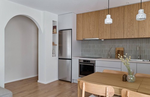 Filopappou Apartment | Earthy Comfort 2bd Apt With Koukaki Views