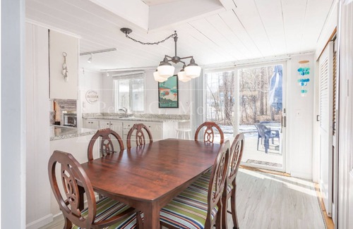 York Beach Cottage | Easily sleeps 8 guests, 5 minute walk to beach
