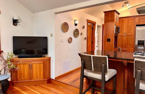 Eastside Santa Cruz Cottage | East Cliff Beach Cottage.Charming Beach Cottage, One Block from the Beach