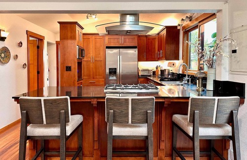 Eastside Santa Cruz Cottage | East Cliff Beach Cottage.Charming Beach Cottage, One Block from the Beach