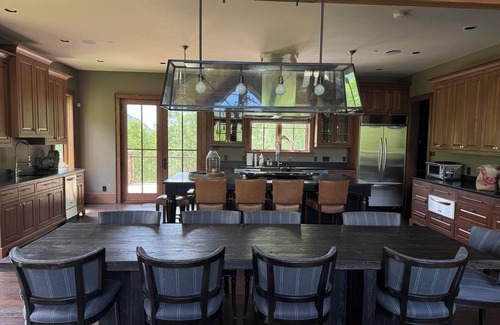 Telluride House | East End 5BR luxury home w/Views, Home Theater Rm, HOT TUB & Amenities GALORE!