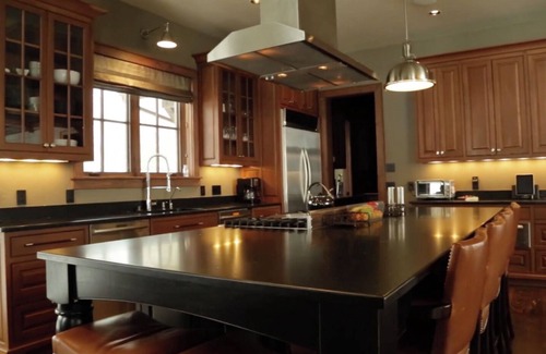 Telluride House | East End 5BR luxury home w/Views, Home Theater Rm, HOT TUB & Amenities GALORE!