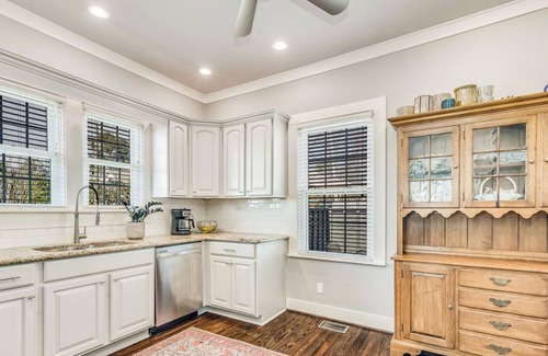 East Hill House | East Hill Cape Cod Style Home Walking Distance to the Bay!