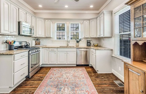 East Hill House | East Hill Cape Cod Style Home Walking Distance to the Bay!