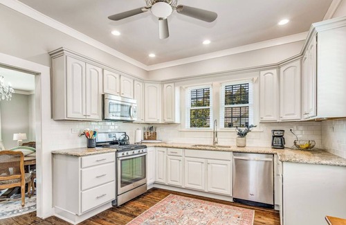 East Hill House | East Hill Cape Cod Style Home Walking Distance to the Bay!