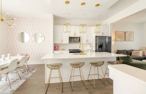 Nashville House | East Nashville Oasis – 10 Guests, Karaoke, 2 Car Garage + 10min to Downtown