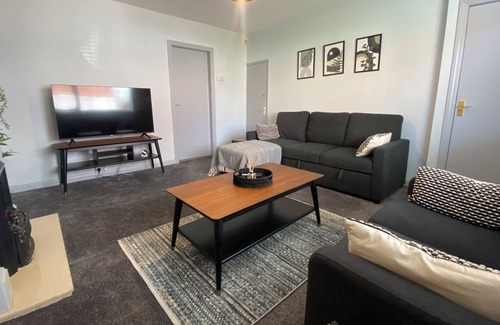 Leeds House | East Park House - Sleeps Up-to 6