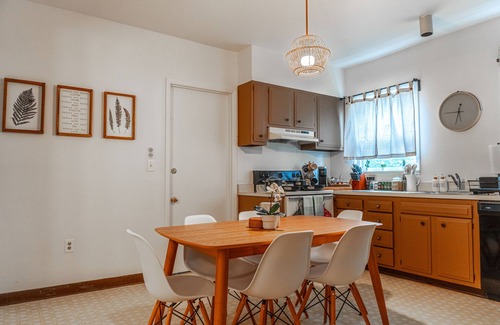 East Rock Apartment | East Rock Gem: 5 min to Yale, King Bed, Fast WiFi & Parking
