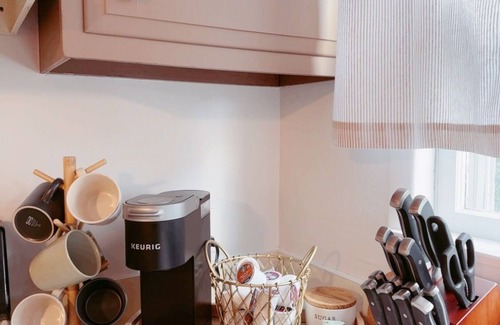 East Rock Apartment | East Rock Gem: 5 min to Yale, King Bed, Fast WiFi & Parking