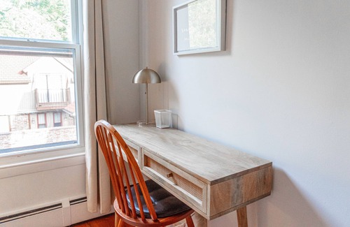 East Rock Apartment | East Rock Gem: 5 min to Yale, King Bed, Fast WiFi & Parking