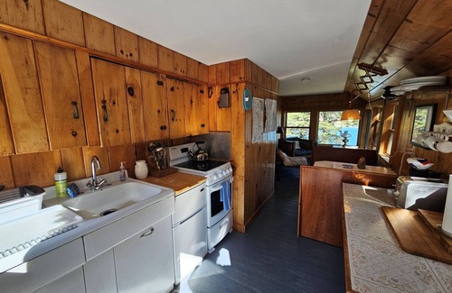 Minturn Cabin | East Side Escape - Simple Cottage by the Sea