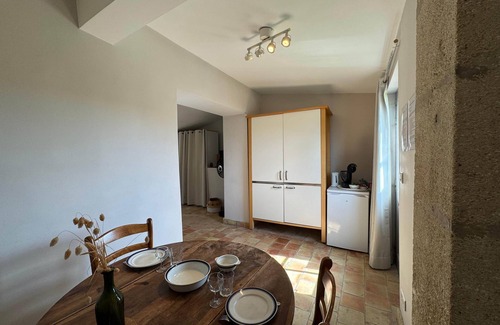 Rognes Apartment | East Studio – Château Barbebelle Wine Estate Provence