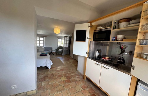 Rognes Apartment | East Studio – Château Barbebelle Wine Estate Provence