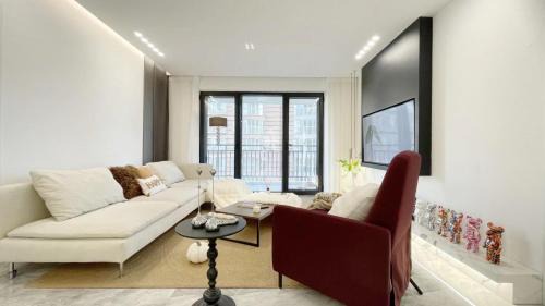 Jing'an Apartment | Eastern Hub - French Window 3Bedroom 2Balcony near Heng Long Plaza People's Square West Nanjing Road