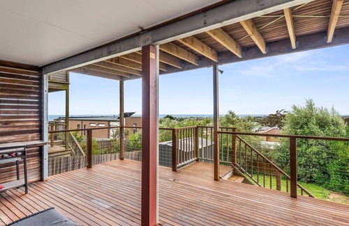 Portarlington House | Eastern Views - Modern living with pool and table tennis.
