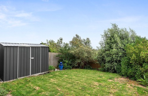 Portarlington House | Eastern Views - Modern living with pool and table tennis.