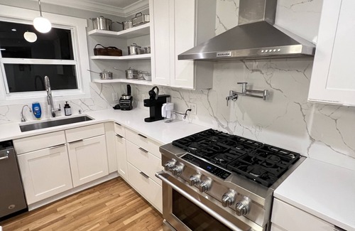 Lakeview House | Easthill Upscale Abode